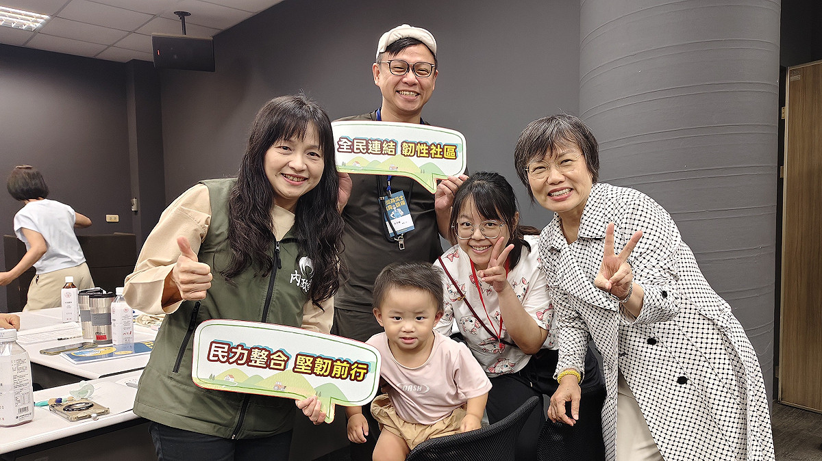 內政部今（8）日首度前進我國高科技重鎮，與有限責任台灣主婦聯盟生活消費合作社，攜手在新竹科學園區舉辦家庭防災士專班，左為內政部長劉世芳。 圖：內政部提供