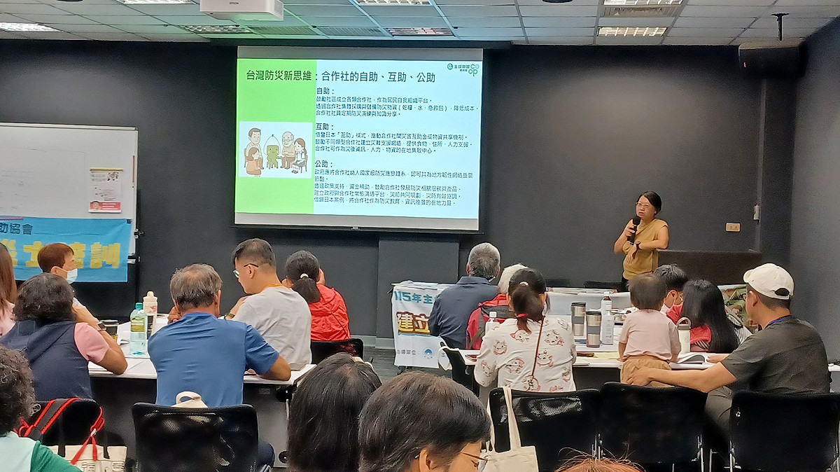 內政部今（8）日首度前進我國高科技重鎮，與有限責任台灣主婦聯盟生活消費合作社，攜手在新竹科學園區舉辦家庭防災士專班，並特別邀請新竹市消防局大隊長林靖亞講授幼兒CPR急救課程。 圖：內政部提供