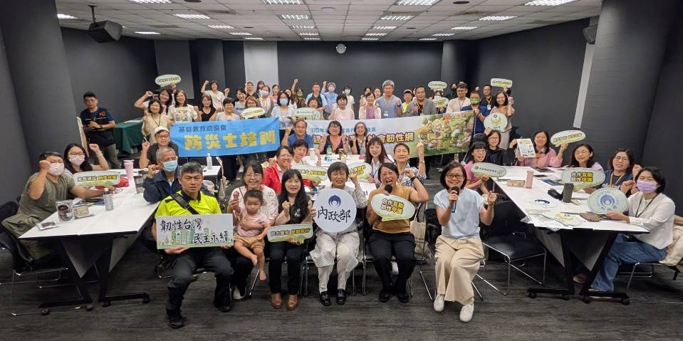 為強化災害應變與救護量能，內政部今（8）日首度前進我國高科技重鎮，與有限責任台灣主婦聯盟生活消費合作社，攜手在新竹科學園區舉辦家庭防災士專班。 圖：內政部提供