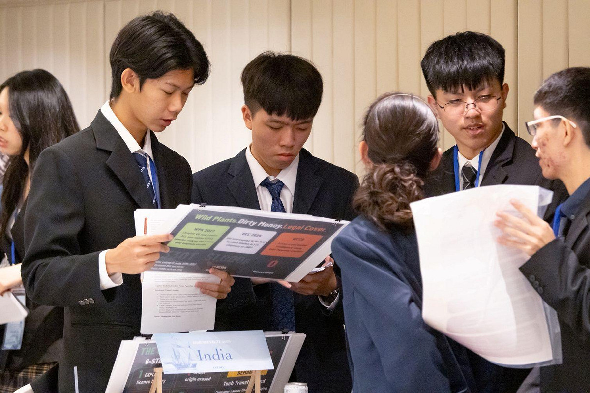 學子於高度模擬國際議事廳進行的情境中展開辯論。 圖：高雄市教育局/提供