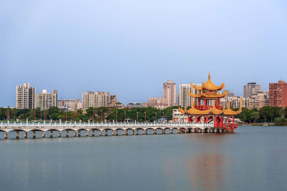 高雄左營的蓮池潭是南台灣極具代表性的釣魚勝地，但為了維護生態與遊客安全，高雄市政府觀光局設有法定開放垂釣區。 圖：高雄市政府觀光局 ／提供