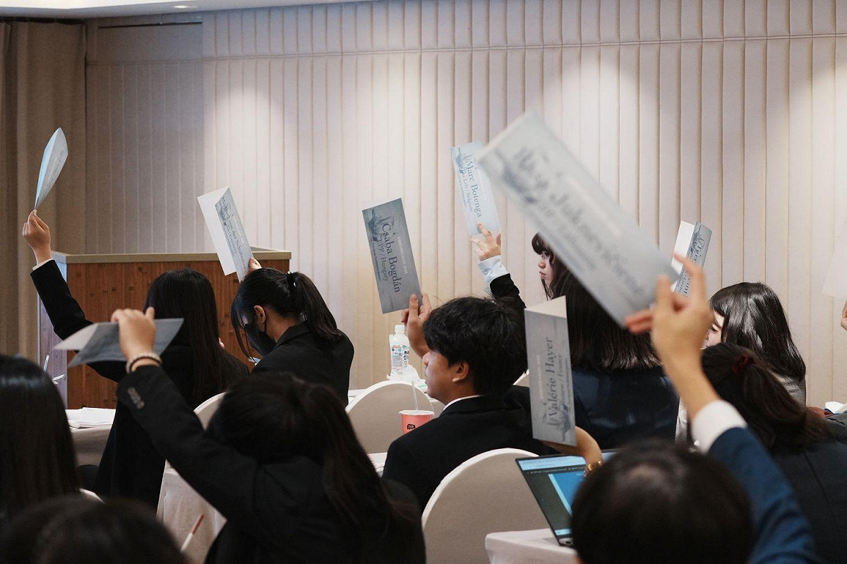 學子於高度模擬國際會議的情境中進行投票。 圖：高雄市教育局/提供