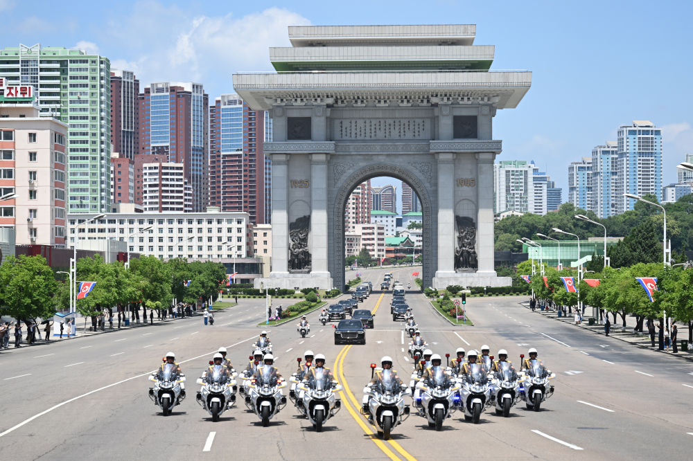 中國國家主席習近平8日抵北韓國事訪問，北韓出動禮賓摩托車隊前道護衛，前往金日成廣場。 圖：翻攝陸網/新華網