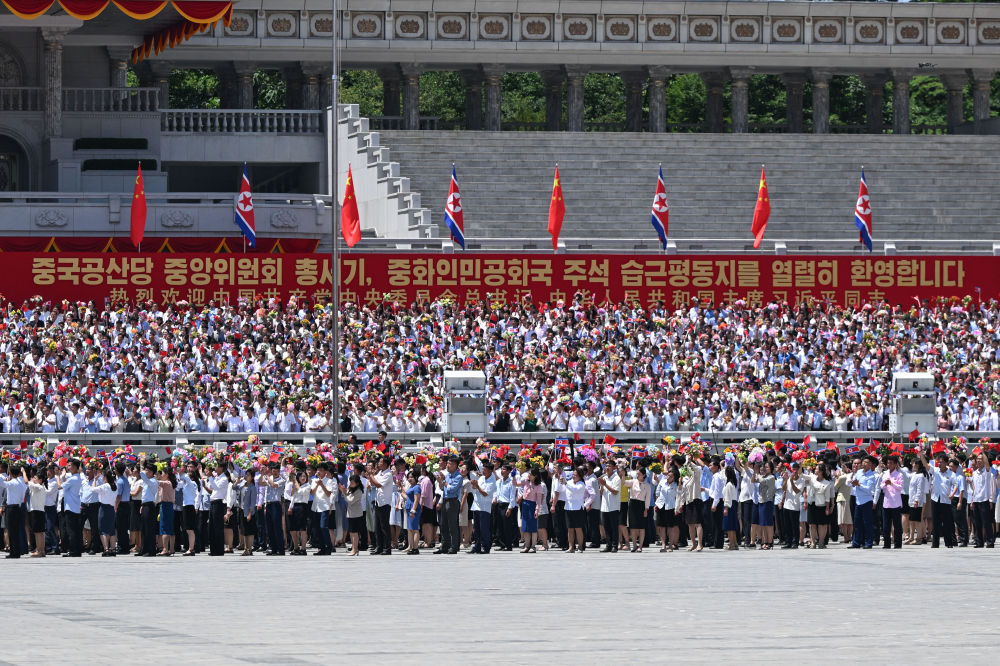 中國國家主席習近平8日抵北韓國事訪問，北韓民眾熱烈歡迎。 圖：翻攝陸網/新華網