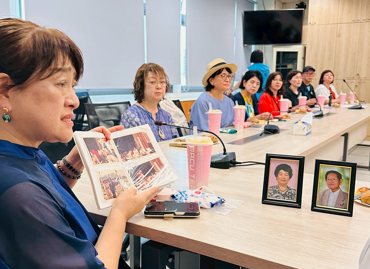 岩山鶴美(右一)帶著雙親的遺像完成尋人任務。 圖：高雄市海洋局/提供