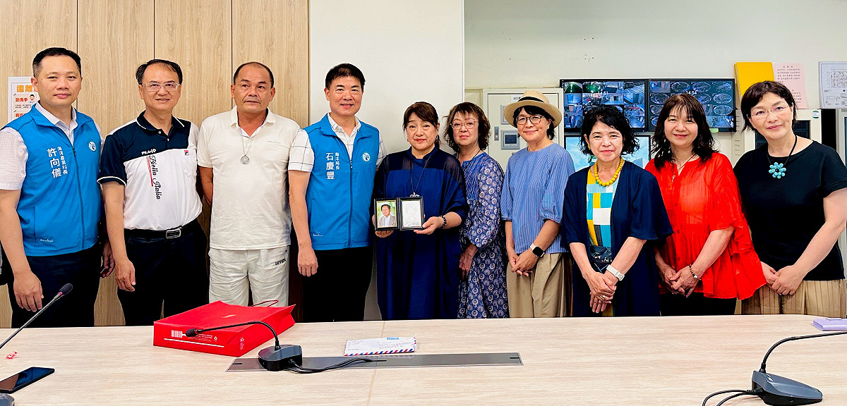 邱姓船員兒子(左三)在石慶豐見證下，與岩山鶴美(左五)及家人見面。 圖：高雄市海洋局/提供