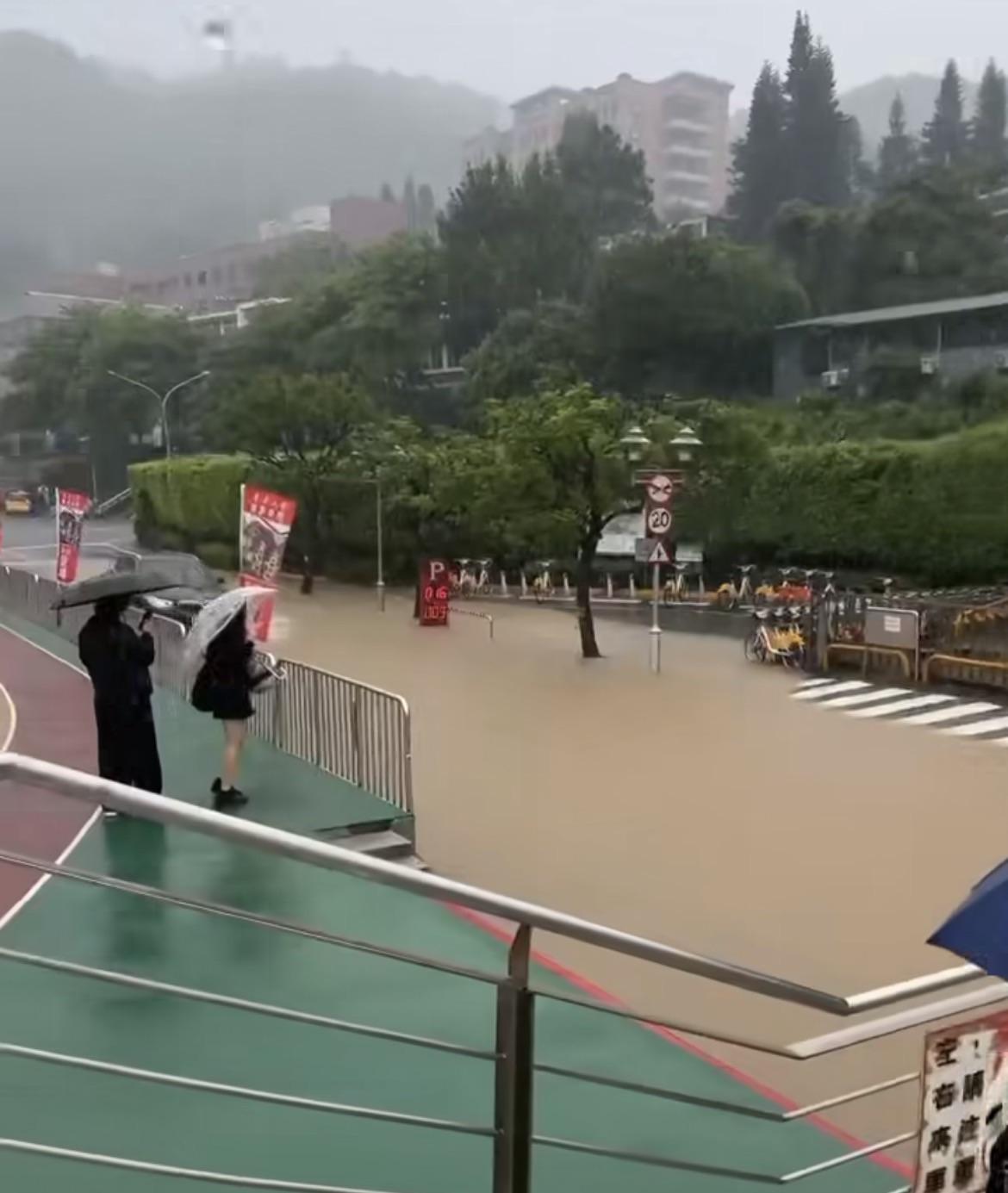 畫面同樣可見整條路上都是泥水，已經淹沒較低窪的地段了。 圖：翻攝自Threads@xuan_o823