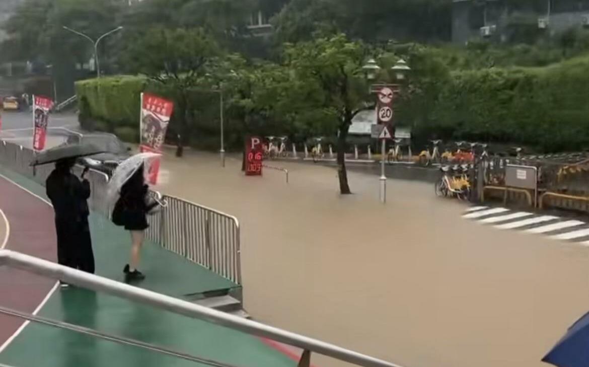 暴雨狂炸！東吳大學外雙溪校區成汪洋 網呼：真要開船上學了