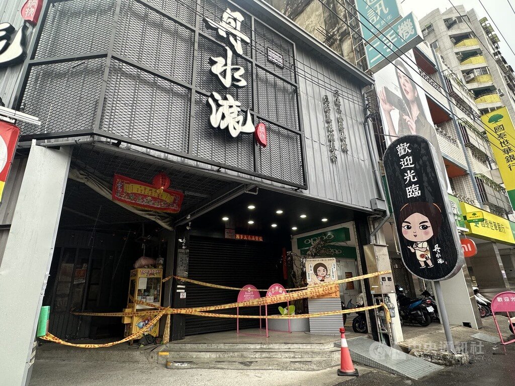 台中火鍋店負責人疑捲款潛逃，店面日前遭不明人士丟冥紙，房東無奈公告，希望民眾不要毀損。中央社記者趙麗妍攝　115年6月8日