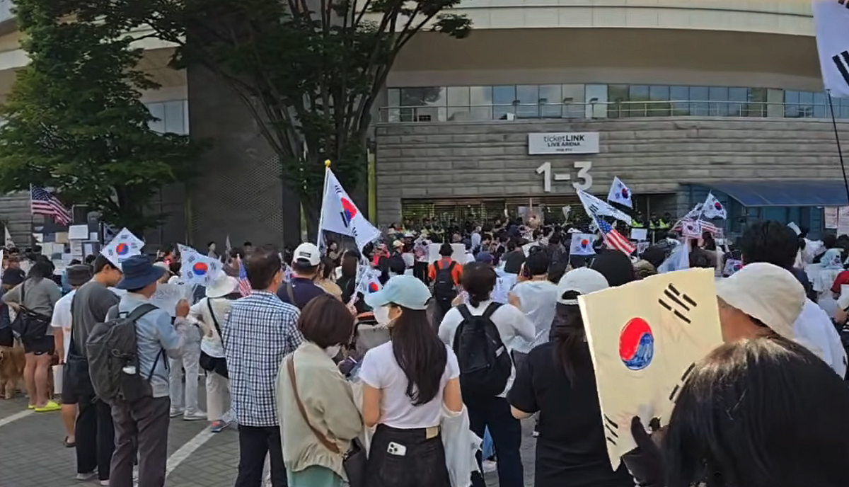 由於不滿選票短缺所致一系列爭議，不少韓國人紛紛前往首爾奧林匹克公園示威抗議，且持續數日。 圖：翻攝自YouTube