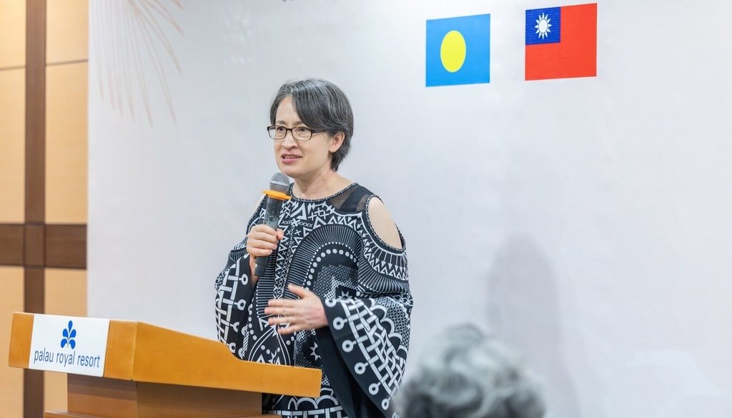 蕭美琴8日晚間宴請帛琉傳統領袖，特別穿著由台灣原住民排灣族藝術家設計的服飾出席晚宴。 圖：總統府提供