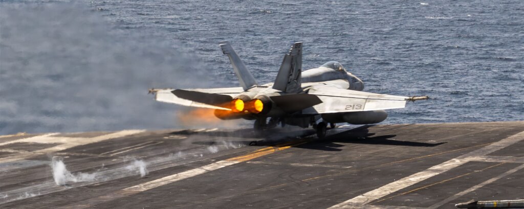 美軍中央司令部表示，美軍一架F/A-18超級大黃蜂戰機8日令一艘空載油輪失去航行能力，原因是這艘船試圖駛往伊朗港口，違反美方持續針對伊朗的封鎖措施。 圖：取自x.com/CENTCOM）