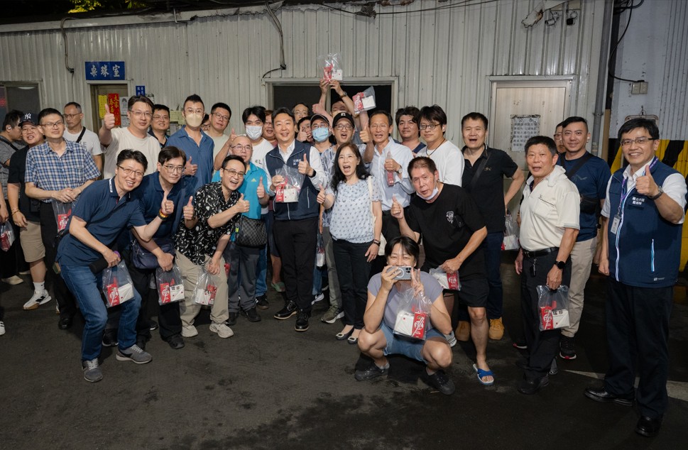 部長與駕駛朋友合影。 圖：交通部／提供