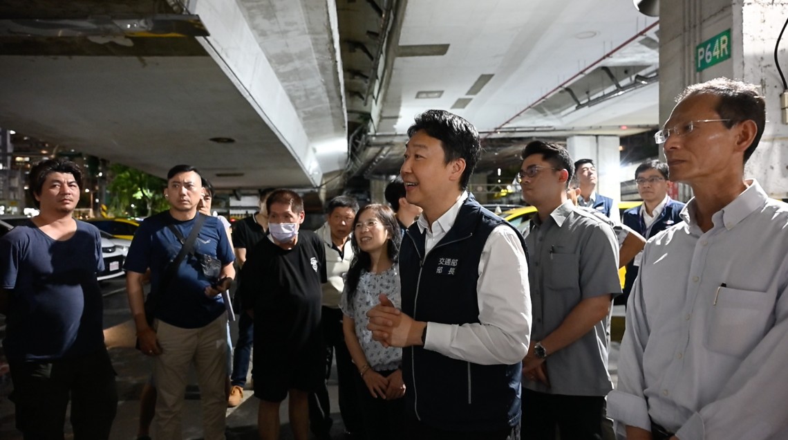 部長與駕駛朋友宣布加碼政策。 圖：交通部／提供