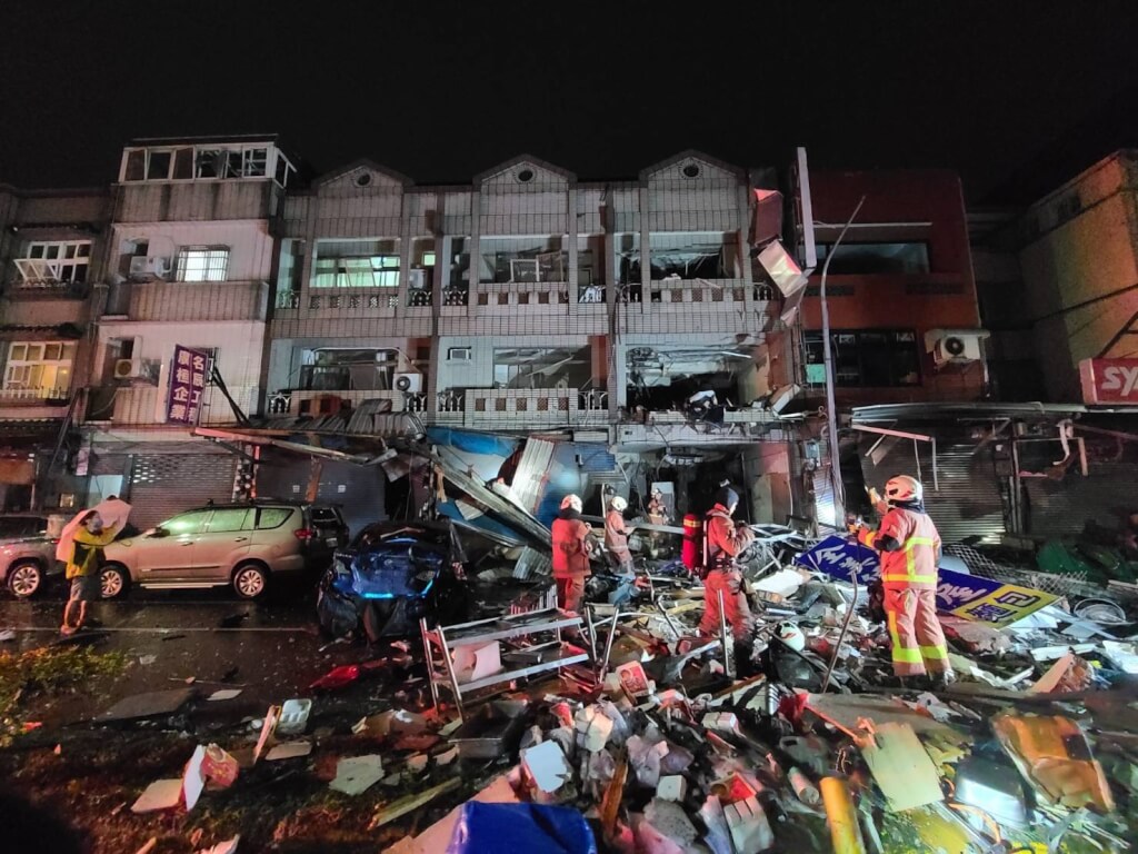鄰近新竹科學園區的新竹市高翠路於9日凌晨約4時許，發生民宅氣爆事件，造成3棟透天厝民宅被損毀，且數人重傷送醫。 圖：新竹市消防局提供（資料照）