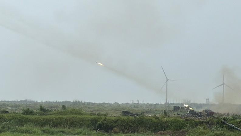 陸軍今日進行雷霆2000多管火箭系統進行實彈射擊，其中一枚因火藥異常墜地，目前由中科院進一步分析原因。 圖：金大鈞／攝