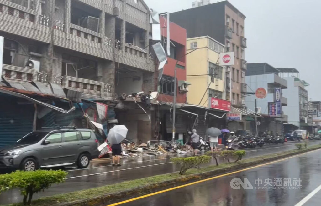 新竹市消防局表示，高翠路住宅9日發生疑氣爆事故，初步研判為瓦斯氣爆，現場可見建物外牆及窗戶嚴重毀損，道路滿布磚塊、鐵皮及玻璃等碎片，多輛停放路旁車輛受波及，消防及警方等單位，持續搜救與清理。中央社記者郭宣彣攝　115年6月9日