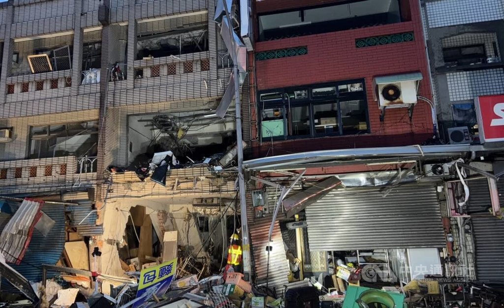 新竹市高翠路住宅9日發生疑氣爆事故，竹市消防局初步研判為瓦斯氣爆，現場可見建物外牆及窗戶嚴重毀損，道路滿布磚塊、鐵皮及玻璃等碎片。中央社記者郭宣彣攝　115年6月9日