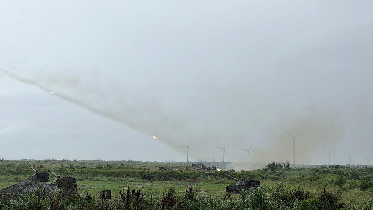陸軍第十軍團今（9）日在台中大甲溪出海口南北岸周邊實施「115年重砲射擊暨新式武器換裝驗證」射擊訓練。 圖：金大鈞／攝