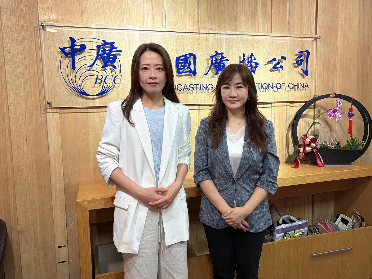 國民黨發言人江怡臻接受中廣《千秋萬事》節目局主持人王淺秋專訪。 圖：新傳媒/提供