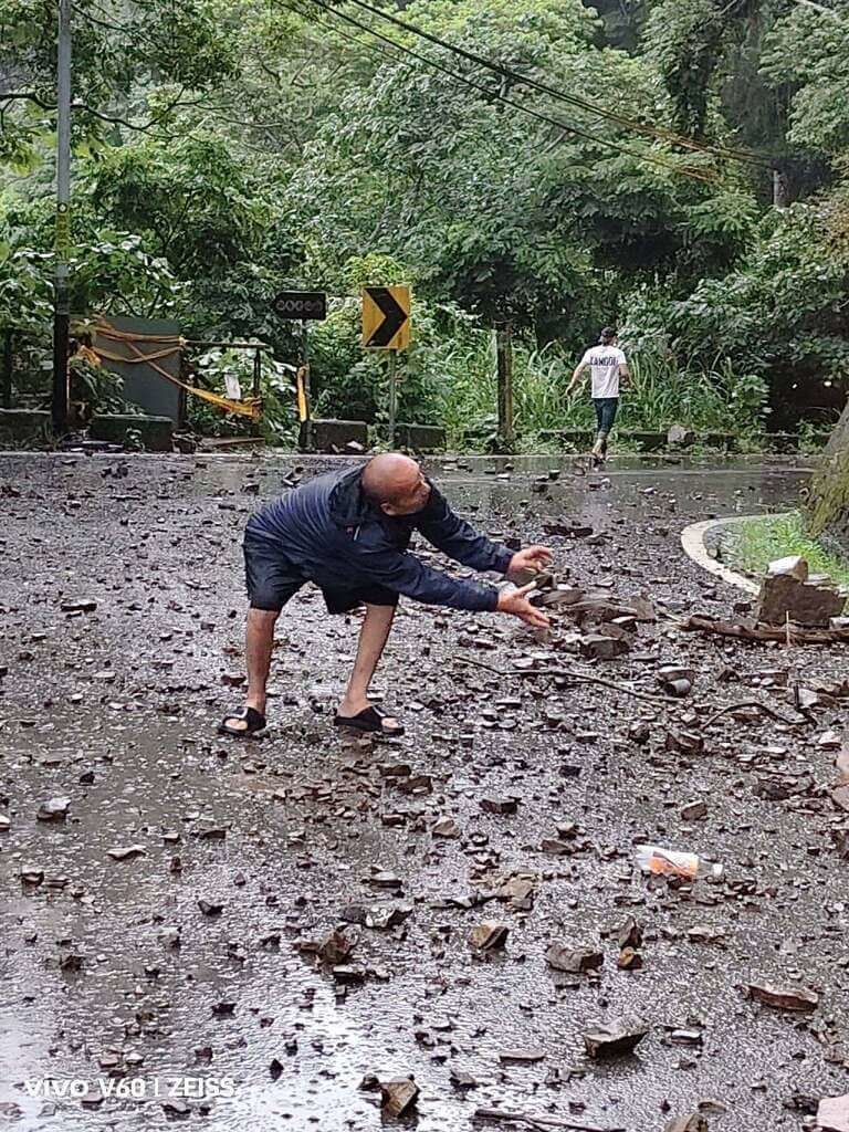 苗縣泰安象鼻村道路落石 村民冒險徒手清出車道