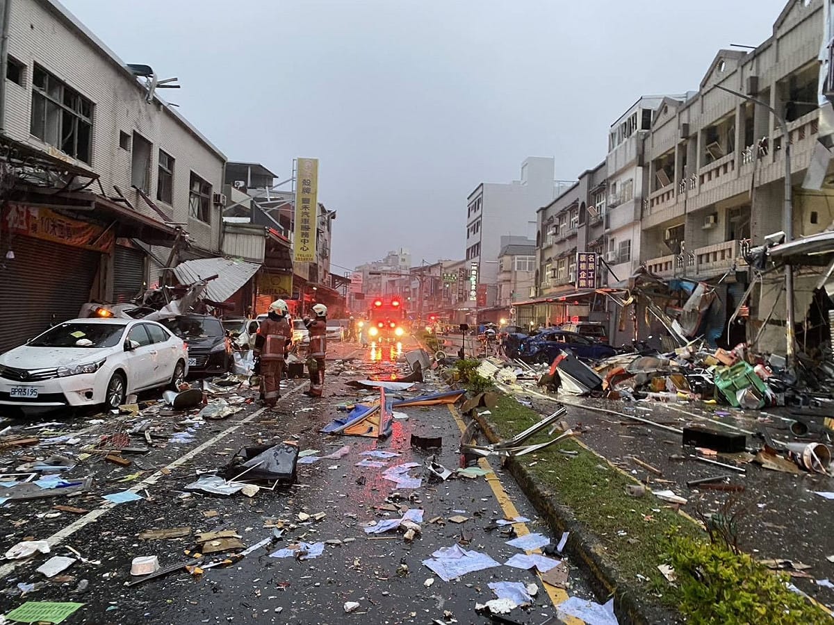 鄰近新竹科學園區的新竹市高翠路於9日凌晨約4時許，發生民宅氣爆事件，造成3棟透天厝民宅被損毀，且數人重傷送醫。 圖：翻攝自Sweety施淑婷臉書