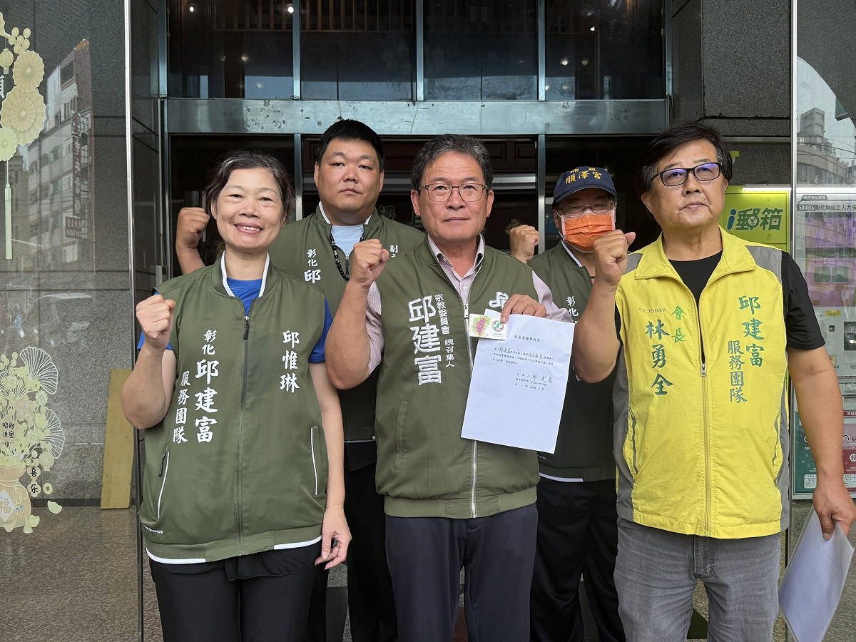 民進黨前彰化市長邱建富9日正式赴民進黨彰化縣黨部遞交退黨申請書，並感嘆表示當前民進黨已經不是以前多元民進黨。 圖：翻攝自邱建富臉書