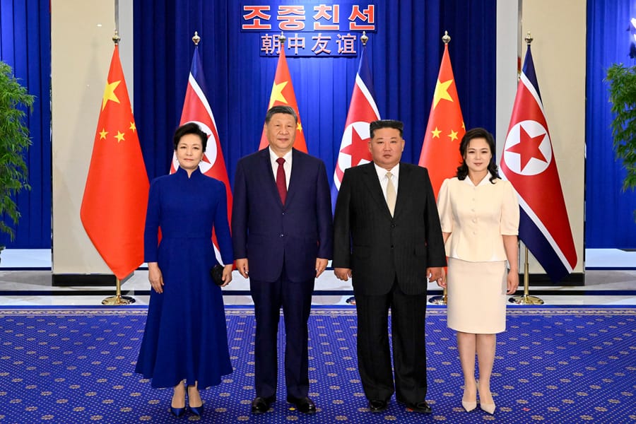 中國國家主席習近平赴北韓國是訪問。圖為習近平攜彭麗媛（左一）與金正恩、李雪主（右一）夫婦合影。 圖：翻攝陸網/新華網