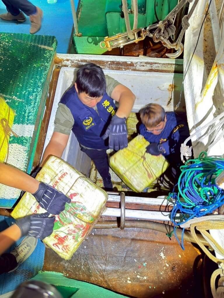 海巡署偵防分署屏東查緝隊與檢警於115年1月間登船查緝，在屏東籍「生○財漁船」漁艙內發現85大袋防水麻布袋，每袋含18至21包不等三級毒品愷他命。（海巡署偵防分署屏東查緝隊提供）中央社記者黃郁菁傳真　115年6月9日
