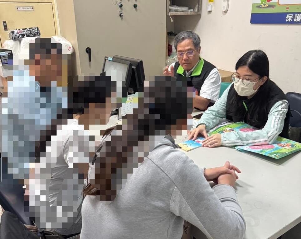 新竹市高翠路9日發生爆炸事故，1對經營雜貨店夫妻被發現時受困於2樓臥室，遭倒塌牆面壓住傷重不治，新竹地檢署啟動被害人保護機制，提供法律等協助，並調查釐清事故原因。圖為犯罪被害人保護協會新竹分會人員前往探視情形。（犯罪被害人保護協會新竹分會提供）中央社記者郭宣彣傳真　115年6月9日