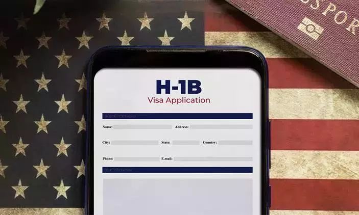 美國聯邦法院 9 日裁定，川普政府要求企業申請 H-1B 簽證時須額外支付 10 萬美元費用的措施違法，並認定總統無權在未經國會授權的情況下，單方面對簽證申請徵收類似稅費。 圖:翻攝自X帳號@SouleFacts