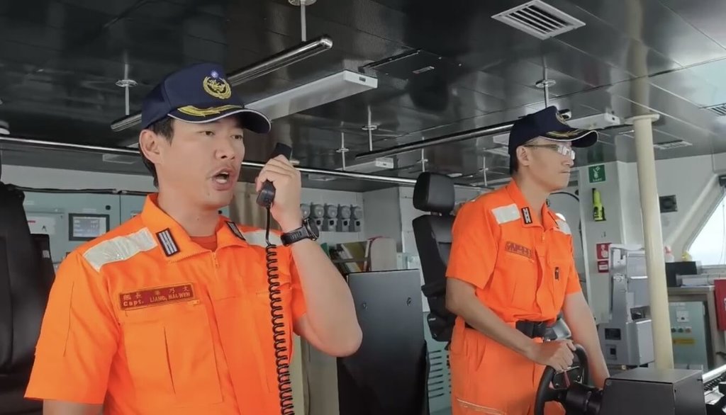 海巡署9日表示，中國5艘公務船對3艘航經商貨輪假冒管轄權廣播詢問，被海巡艦艇嚴正警告。（海巡署提供）中央社記者黃麗芸傳真　115年6月9日