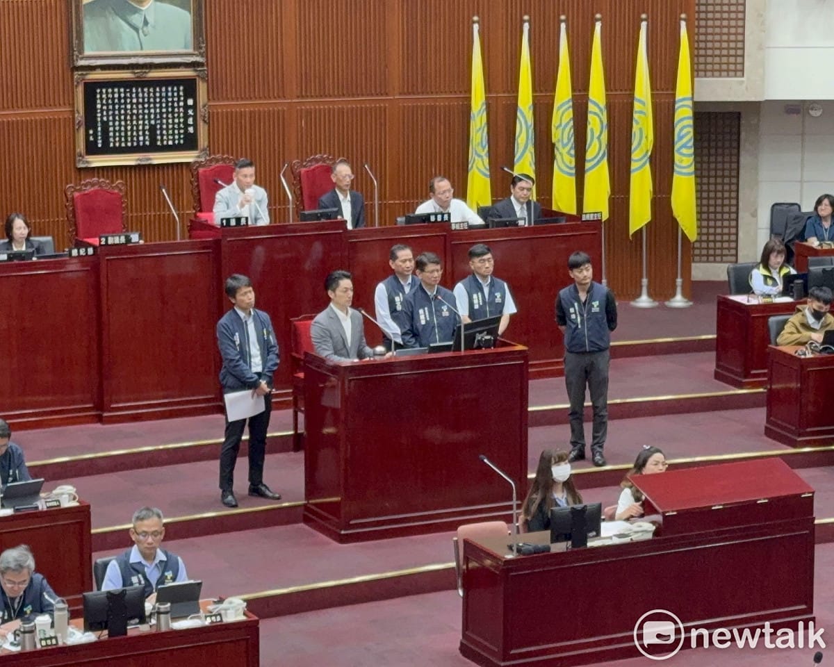 台北市長蔣萬安（質詢台左2）今接受市政總質詢。北市研考會主委殷瑋（質詢台右1）多次與議員交鋒。 圖：周煊惠 / 攝（資料照）