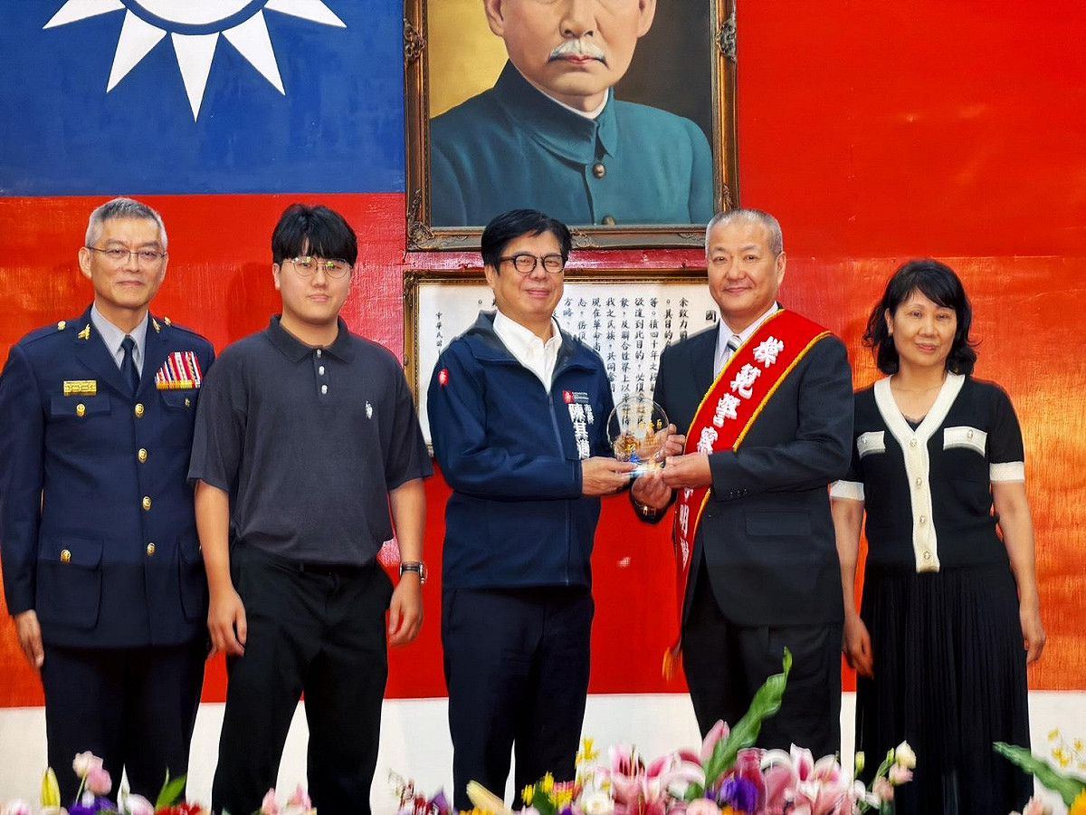 陳其邁(中)頒獎表揚115年模範警察刑事警察大隊小隊長李明樹(右二)。 圖：高雄市政府警察局/提供