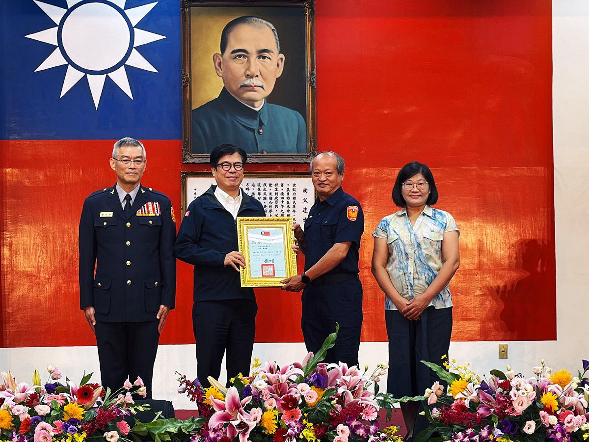 陳其邁(左二)頒發前鎮分局巡佐顏德載(右二)115年資深績優警察獎章。 圖：高雄市政府警察局/提供
