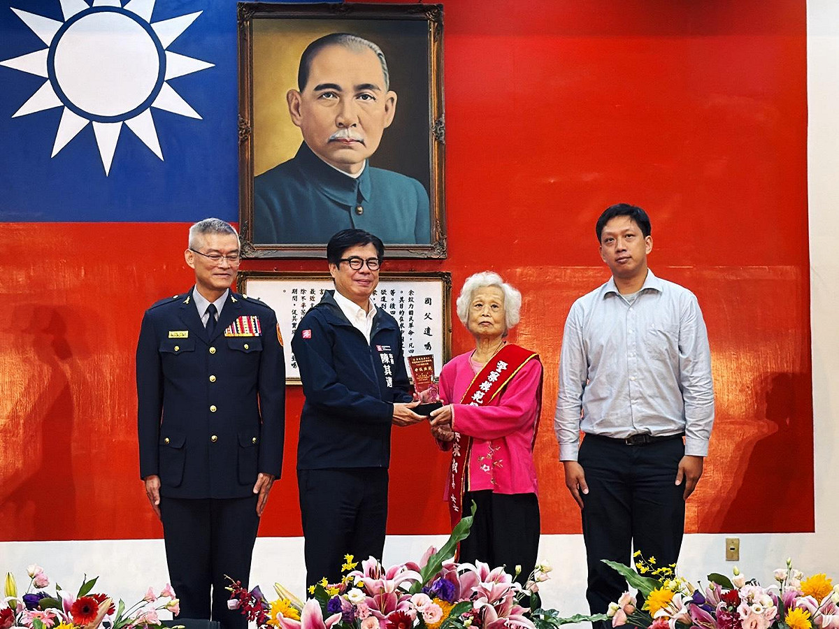 陳其邁(左二)頒獎表揚115年警察模範母親吳宋淑美(右二，刑事警察大隊分隊長吳欣儒母親)。 圖：高雄市政府警察局/提供
