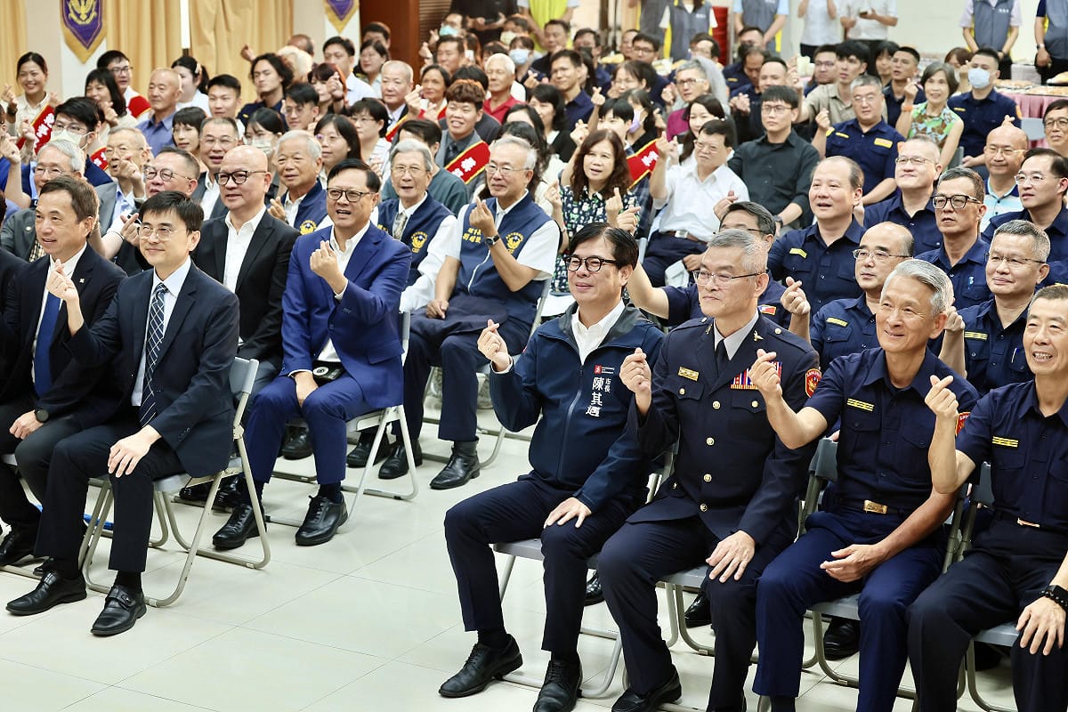 陳其邁(前排右四)、警察局長趙瑞華(前排右三)與同仁、警友、退警共度警察節。 圖：高雄市政府警察局/提供