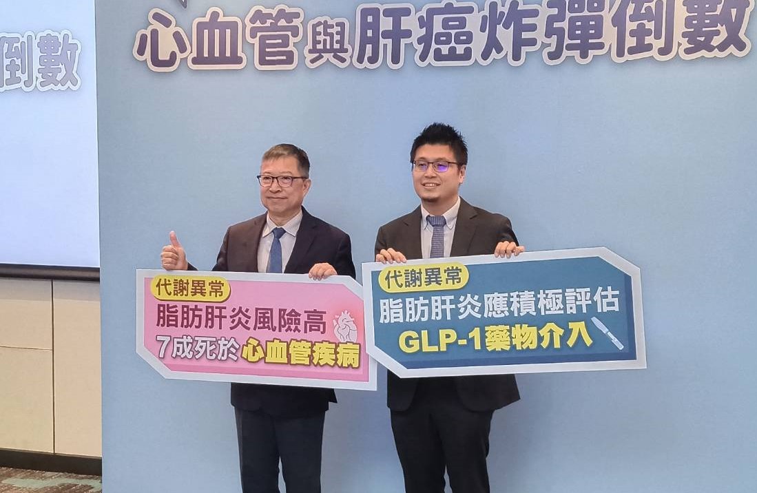 余明隆(左)及葉人豪(右)共同呼籲，民眾應謹記「3-3-3-3」行動指引，及早揪出脂肪肝紅燈危機。 圖：孫家銘/攝