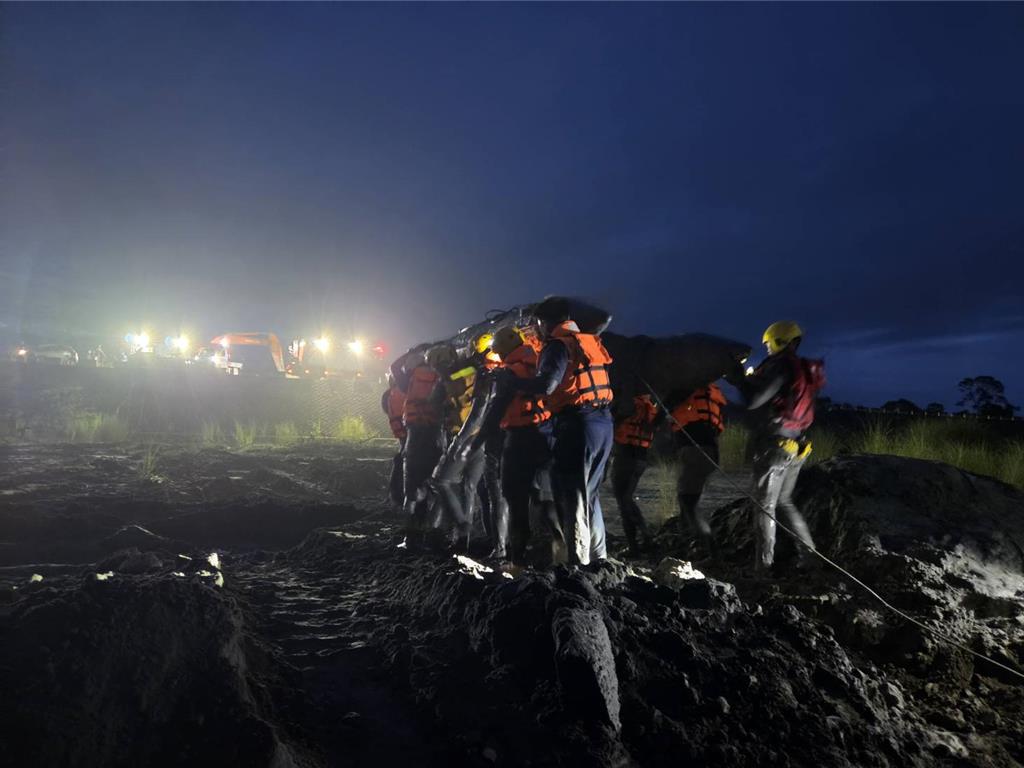 鄧姓工地主任遭惡水沖走失聯，受困16小時奇蹟獲救。 圖：花蓮縣消防局提供