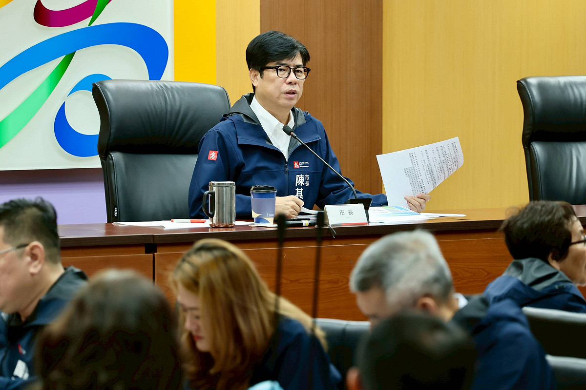 高雄市長陳其邁針對雨勢防範，陳其邁也指示加強水閘門、抽水機及滯洪池等設施監控，並請環保局加強易淹水地區側溝清疏，同時密切掌握主要道路交通狀況及積淹水情形，隨時保持最高警戒因應。 圖：高市府提供