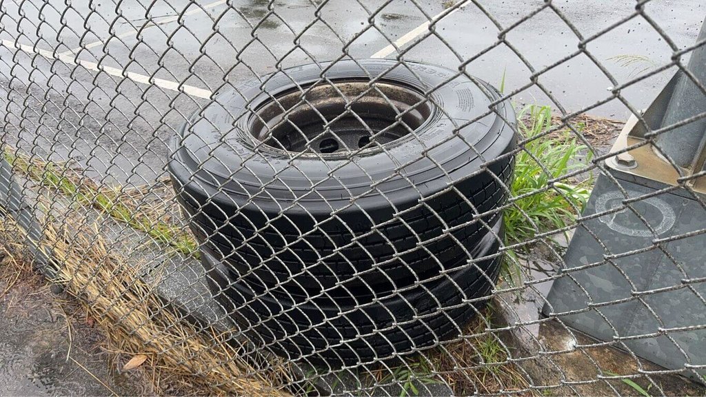 國3苑裡路段半聯結車輪胎脫落 彈砸2車釀3傷