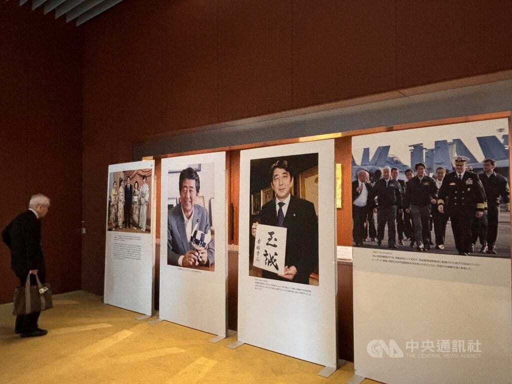 台灣國立政治大學安倍晉三研究中心主辦的「安倍晉三與現代日本研究國際論壇」9日在東京舉行，現場展示安倍生前活動照片，民眾駐足觀看。中央社記者戴雅真東京攝　115年6月9日 圖：中央社提供