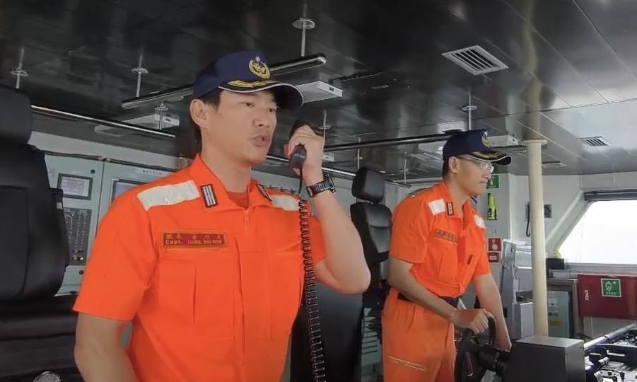 海巡「長濱艦」向中國海巡06中英文廣播。 圖：海巡署提供