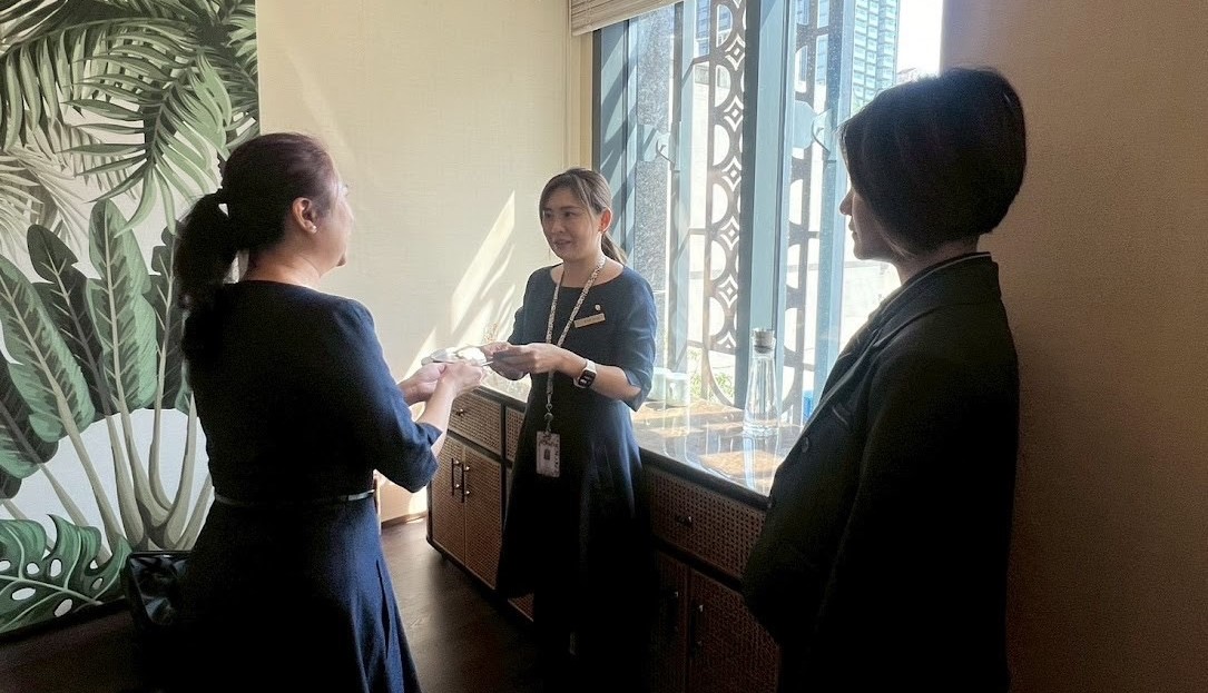 新進員工高度客製化企業形象培訓，導入正統日式名片交換禮儀。 圖：映彩形象/提供