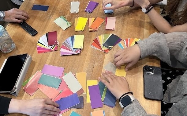 透過科學測色布與骨骼結構分析技術，精準為客戶找出專屬的「風格密碼」。 圖：映彩形象/提供