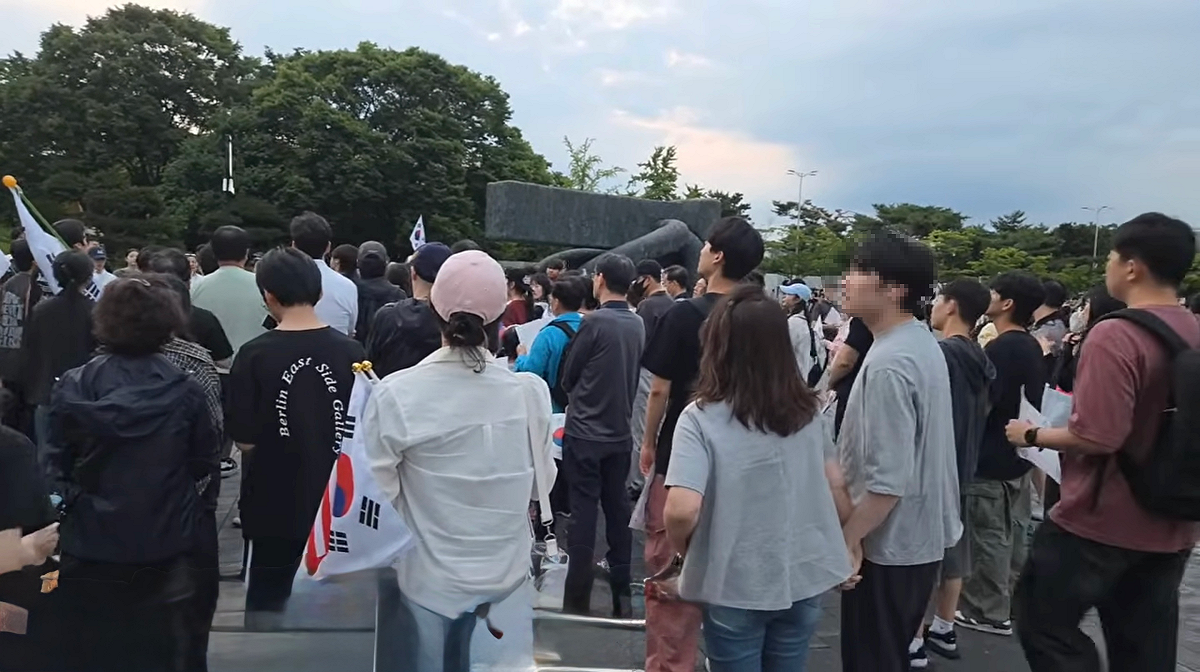 由於不滿選票短缺所致一系列爭議，不少韓國人紛紛前往首爾奧林匹克公園示威抗議，且持續數日。 圖：翻攝自YouTube