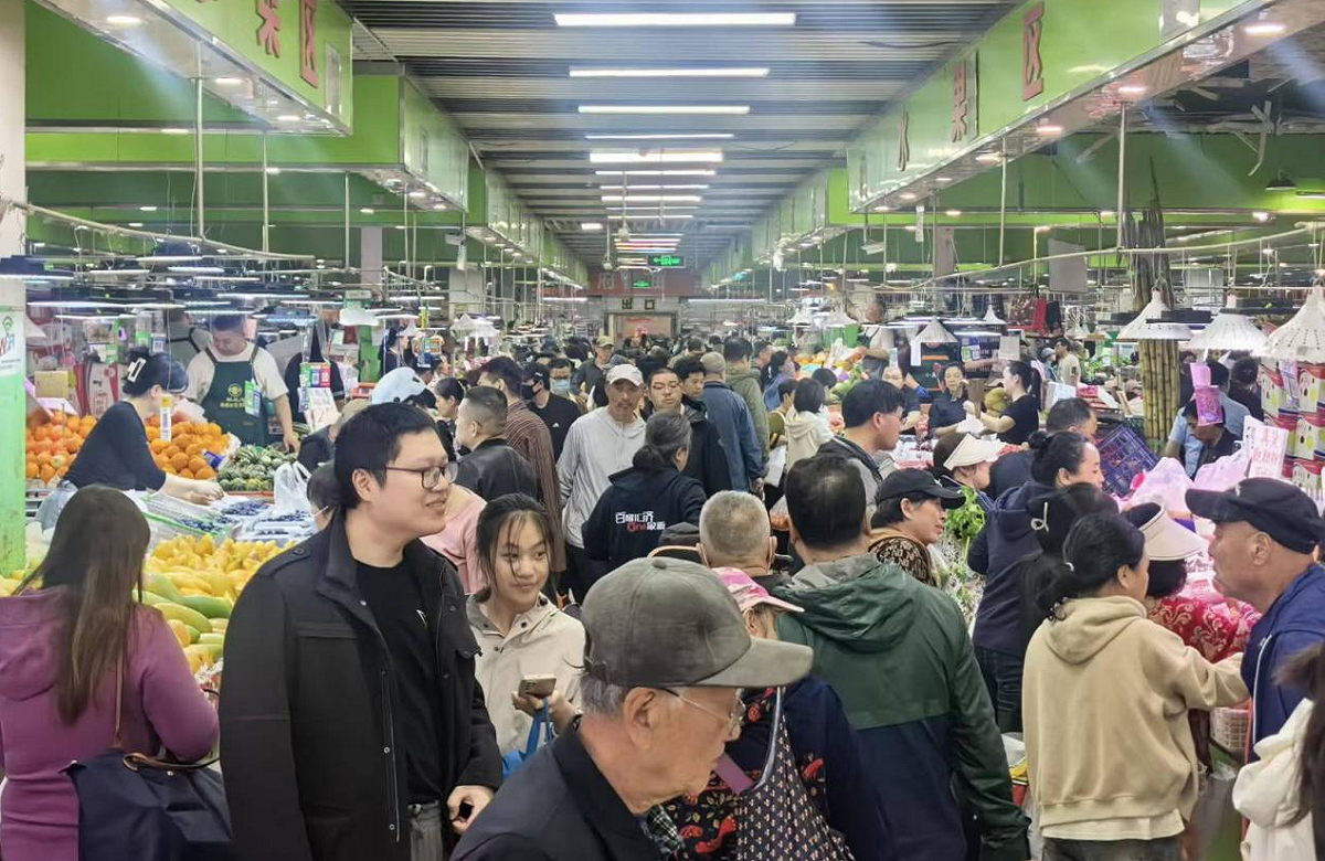 市民在北京市東城區新民菜市場購物。 圖：新華網