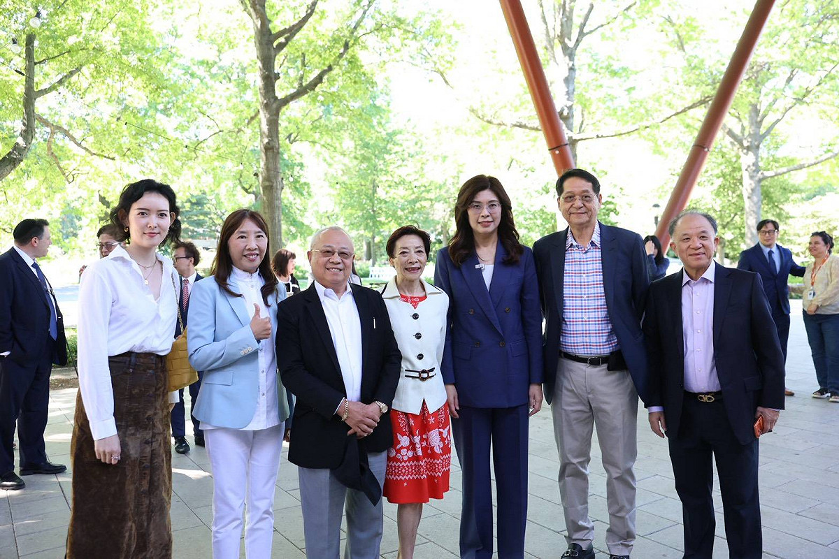 國民黨主席鄭麗文造訪紐約皇后植物園，與紐約州眾議員金兌錫、李羅莎及皇后區區長辦公室移民中心主任顏星悅等美方政要進行交流。 圖：國民黨/提供