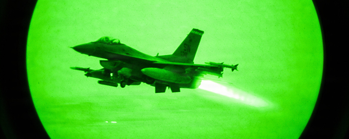 美軍出動海空軍戰機接連發動至少3波猛烈狂轟，重創伊朗南部沿海多處軍事要地。 圖：翻攝美軍中央司令部X
