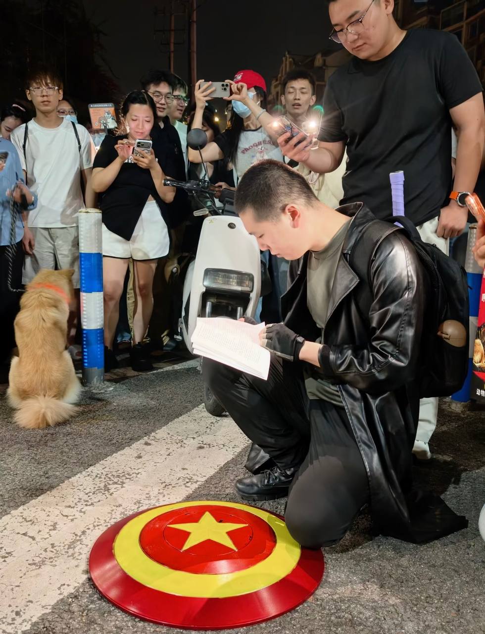 現場甚至有人當眾翻閱刑法書籍研究相關法條，獲得群眾以手機燈光照明支持。 圖:翻攝自X帳號@whyyoutouzhele